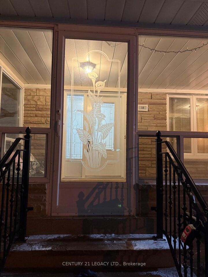 Property Photo:  15 Vange Crescent  ON M9V 3N6 