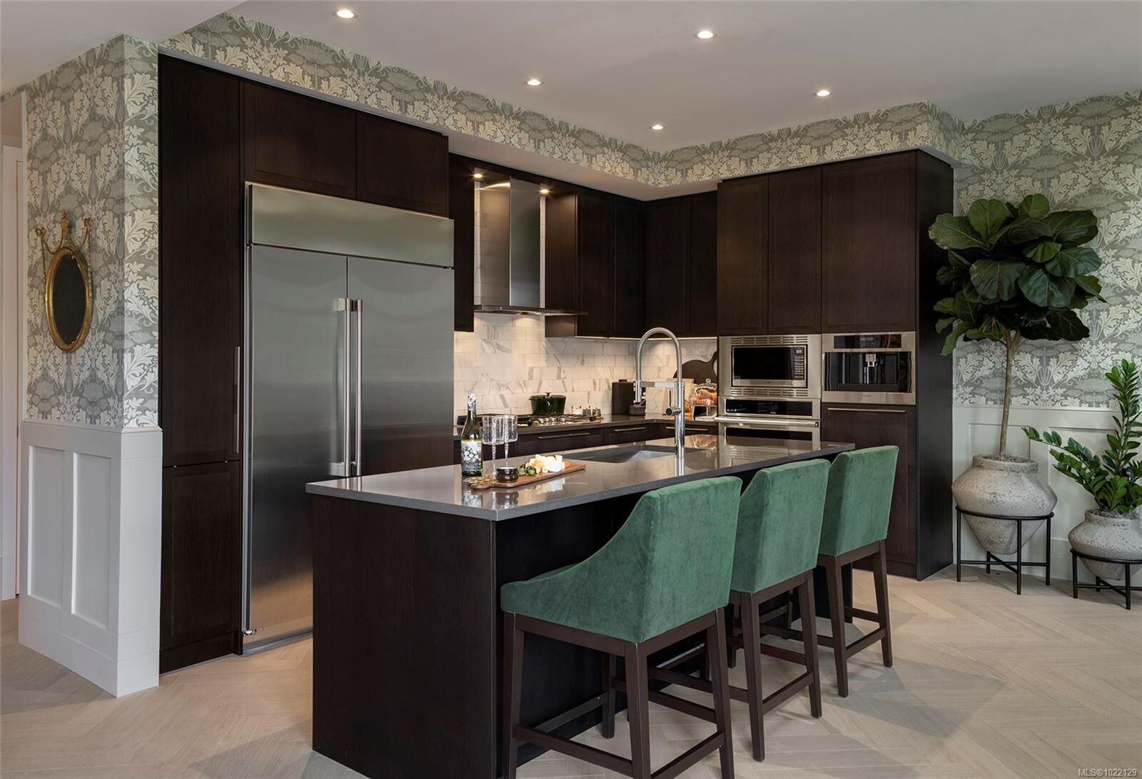 Property Photo:  427 Lampson St 504  BC V9A 0K5 