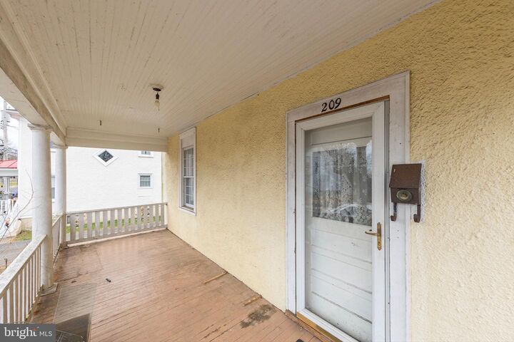 Property Photo: 209 E Stonewall Drive VA 22630