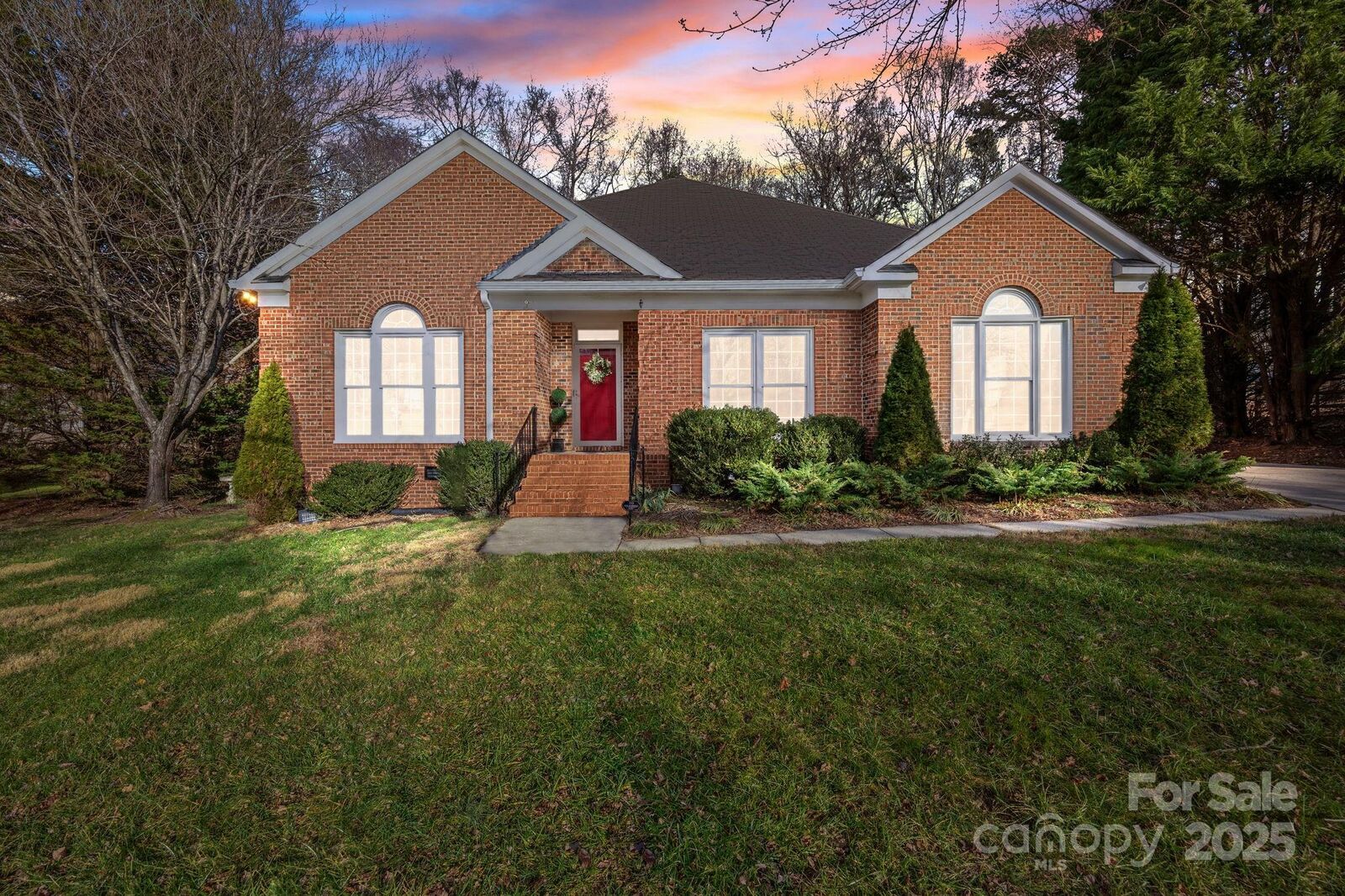 Property Photo: 10012 Lattice Court NC 28269