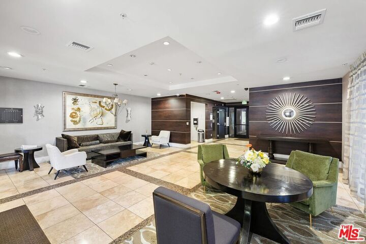 Property Photo:  311 S Gramercy Pl  CA 90020 