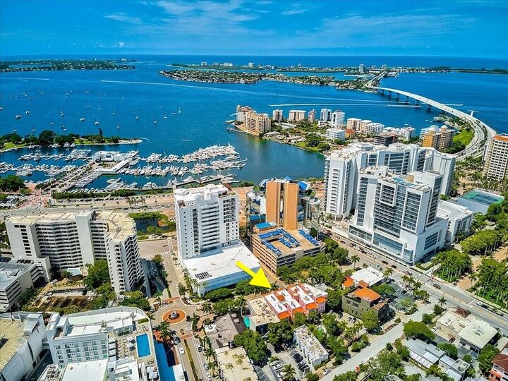 Property Photo:  1221 N Palm Avenue 204  FL 34236 