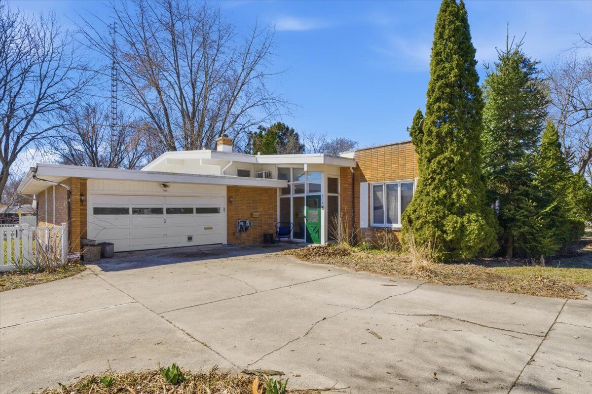 Property Photo:  616 Seneca Drive  IL 60506 