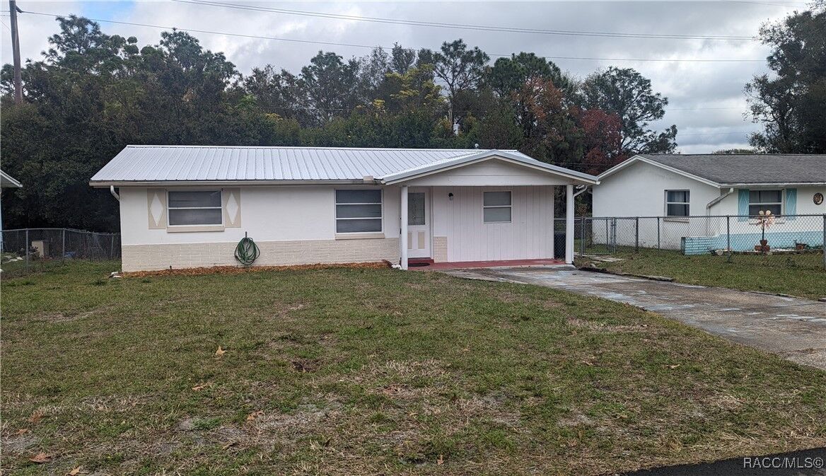 Property Photo: 33 E Murray Street FL 34465