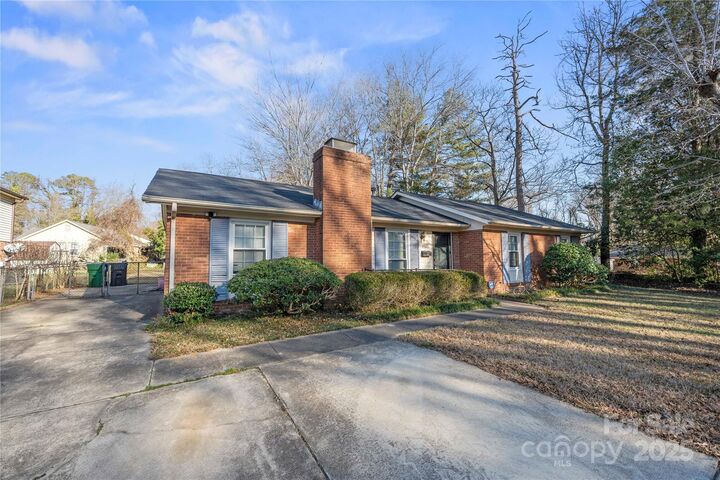 Property Photo:  5509 Viewmont Drive  NC 28215 