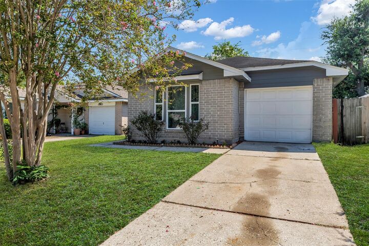 Property Photo: 7227 Greenyard Drive TX 77086