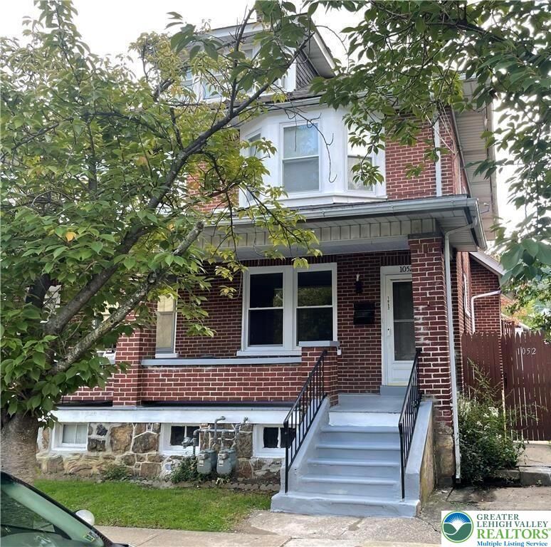 Property Photo:  1052 Seneca Street 2  PA 18015 