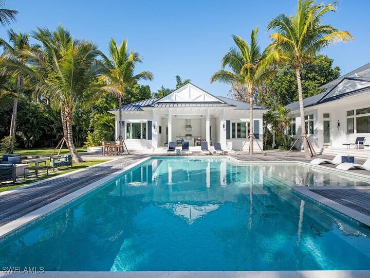 Property Photo:  225 4th Avenue N  FL 34102 