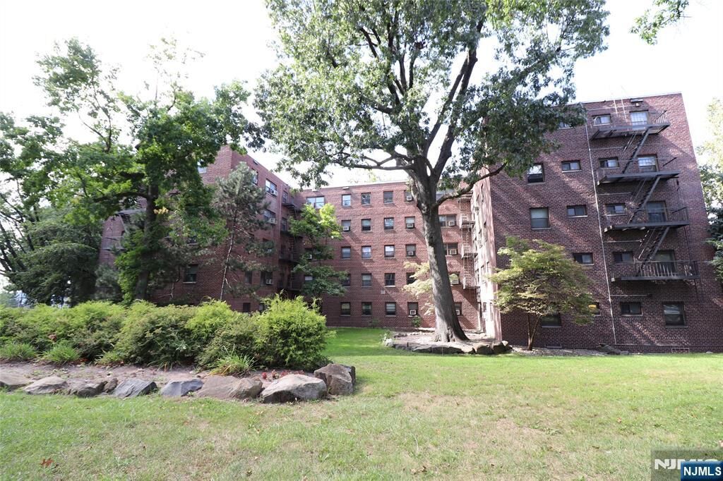 Property Photo:  3071 Edwin Avenue 1B  NJ 07024 