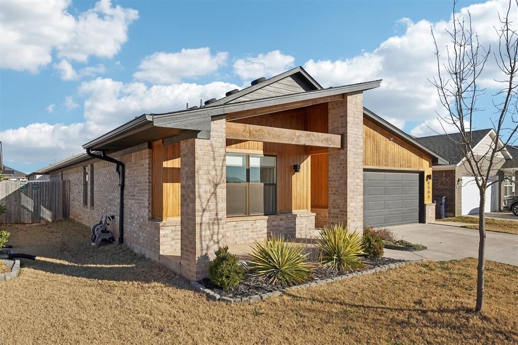 Property Photo: 6509 SE 88th Street OK 73135