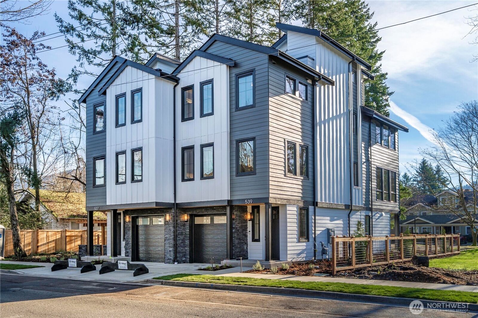 Property Photo:  539 NW Juniper Street  WA 98027 