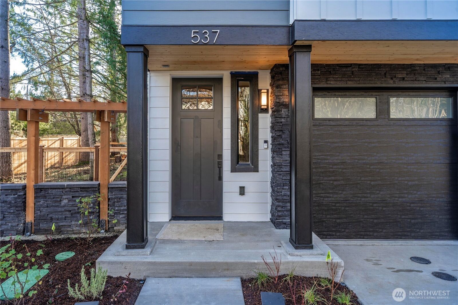 Property Photo:  539 NW Juniper Street  WA 98027 