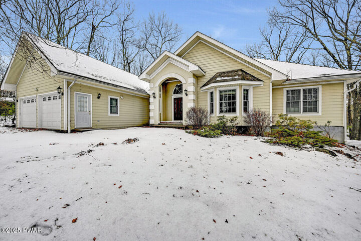 Property Photo: 802 Niblick Court PA 18428