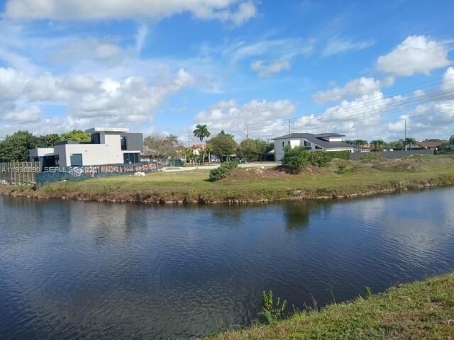 Property Photo:  550 SW 136th Pl  FL 33184 