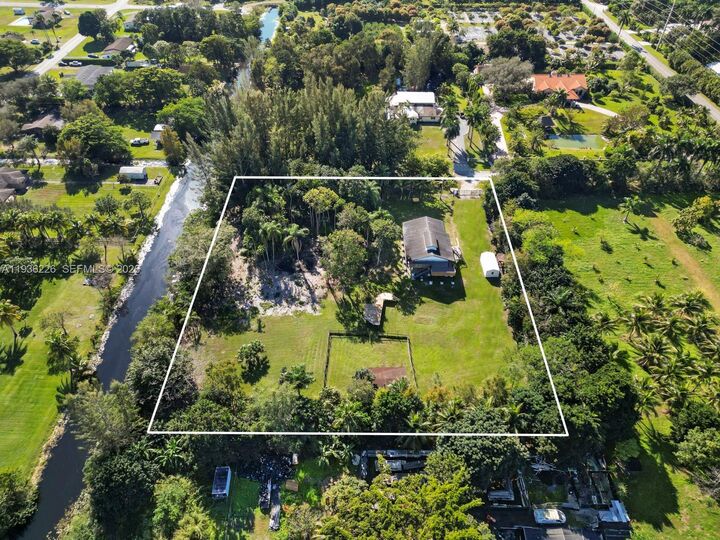 Property Photo:  18901 SW 59th St  FL 33332 