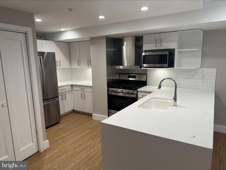 Property Photo:  815 King Street 3C  VA 22314 