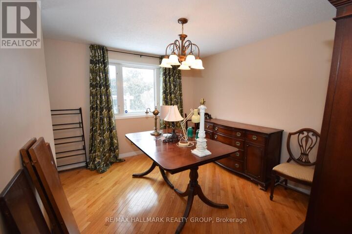 Property Photo:  1749 Des Prairies Avenue  ON K1E 2R1 