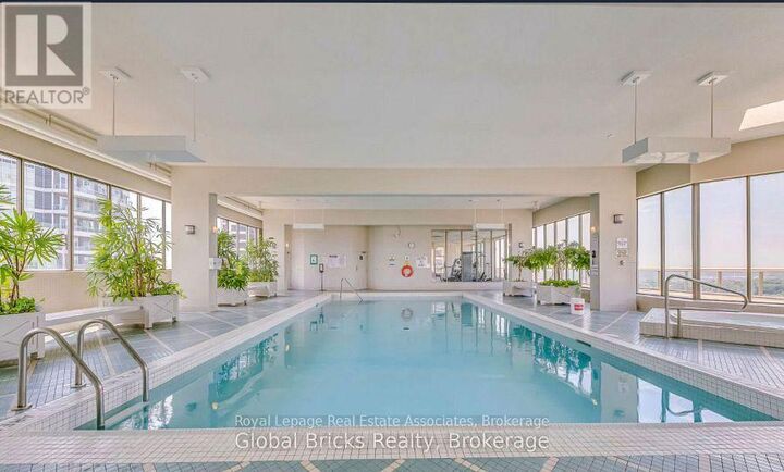 Property Photo:  55 Elm Drive West 511  ON L5B 3Z3 