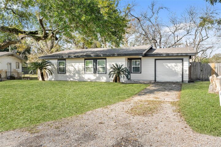 Property Photo:  606 Roosevelt Street  TX 77568 