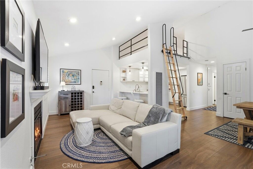 Property Photo:  19222 Shoreline 7  CA 92648 