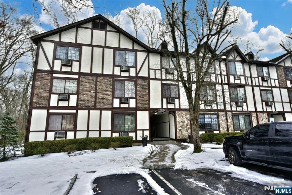 Property Photo:  907 Thoreau Court  NJ 07430 