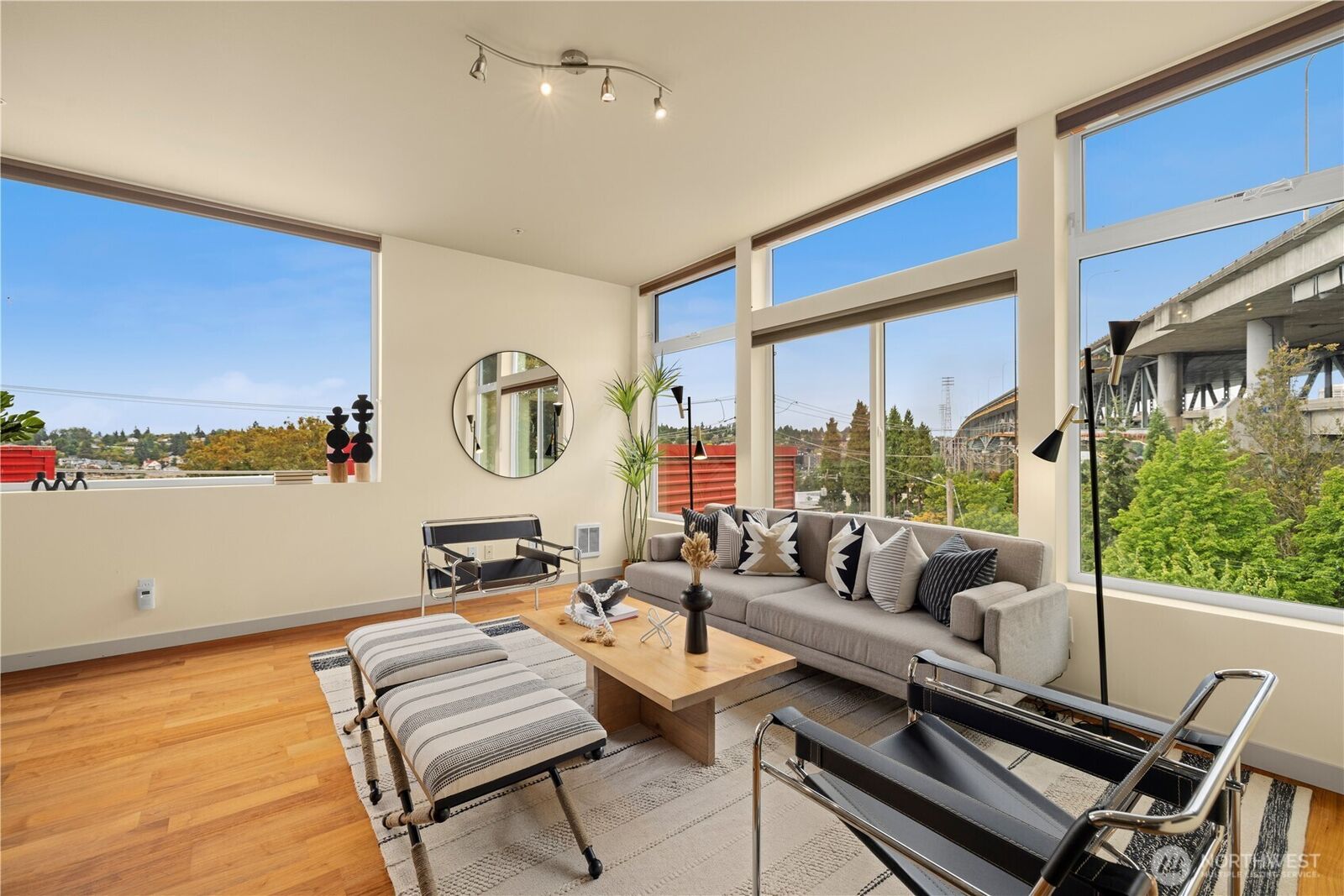 Property Photo:  2960  Eastlake Avenue E 403  WA 98102 