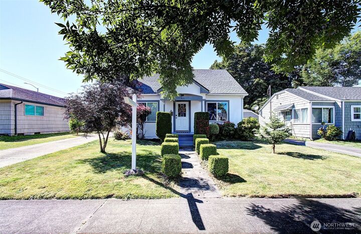 Property Photo:  421  24th Avenue  WA 98632 