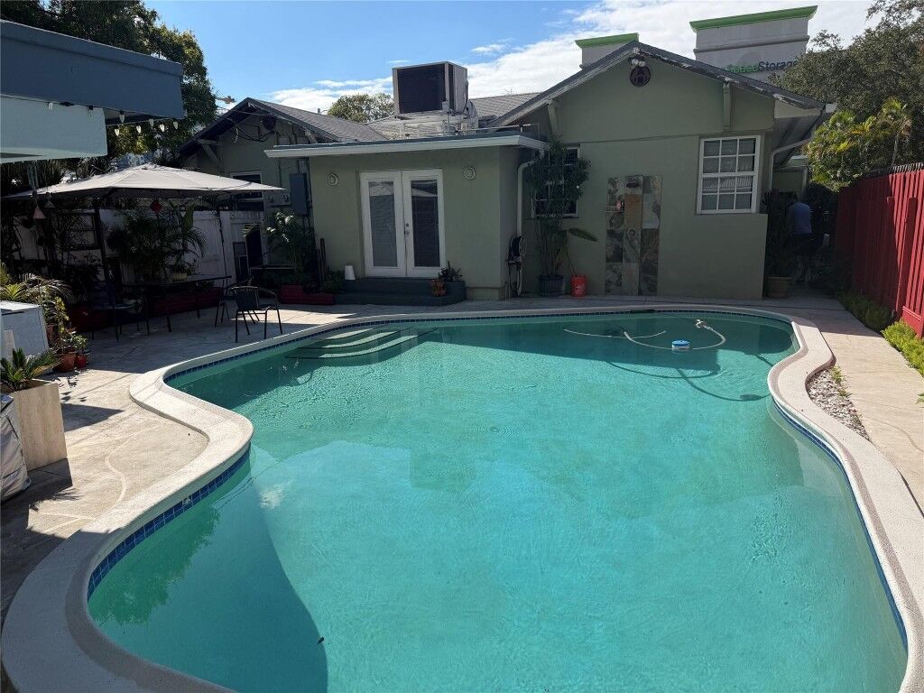 Property Photo:  738 NE 3rd Avenue Front  FL 33304 