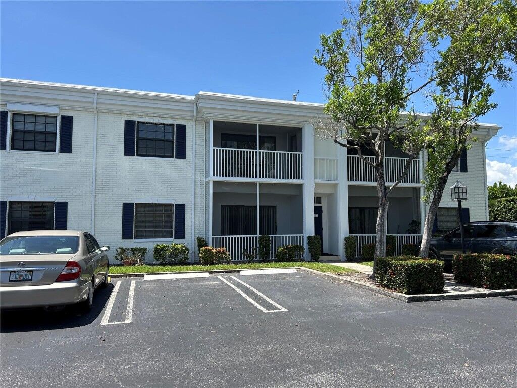 Property Photo:  180 Cypress Club Drive 814  FL 33060 