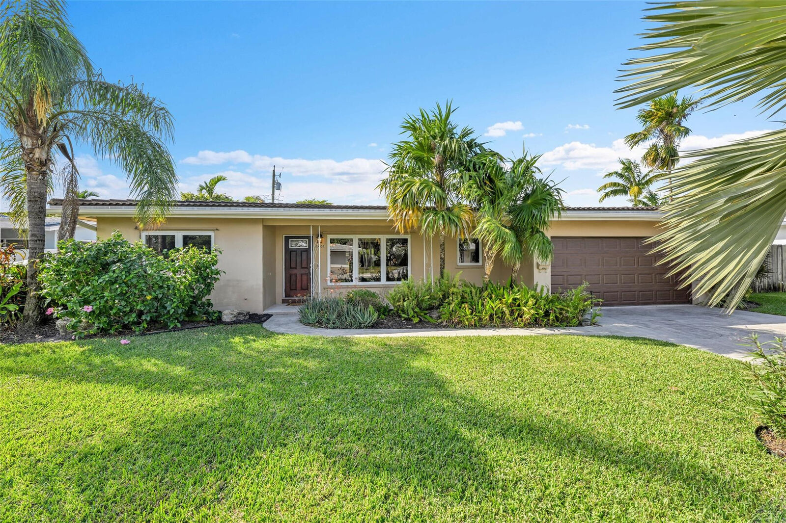 Property Photo: 4401 NE 18th Avenue FL 33334
