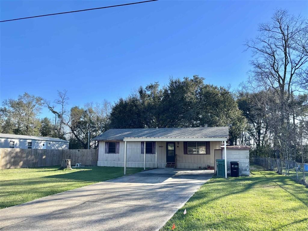 Property Photo: 2216 Greenlawn Road LA 70607