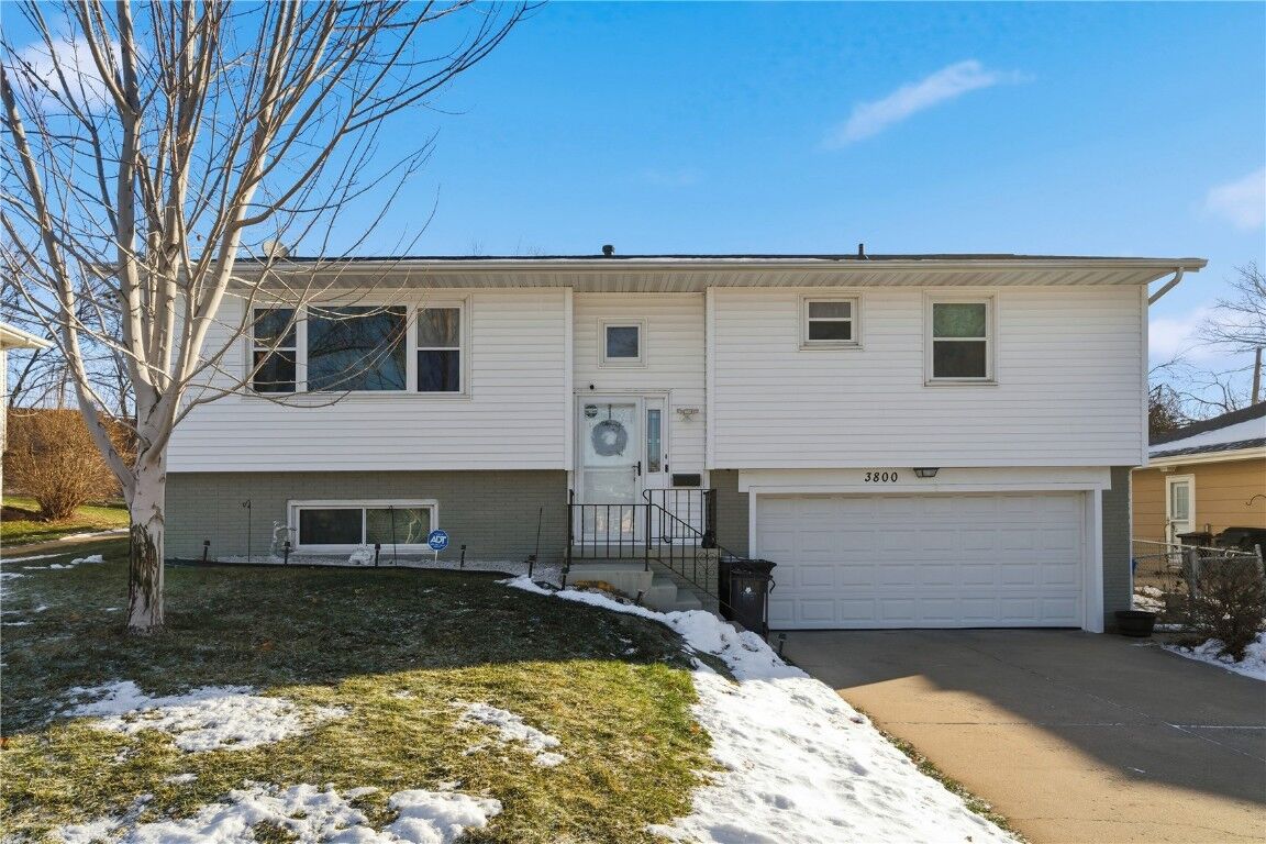 Property Photo:  3800 Redbud Road NE  IA 52402 