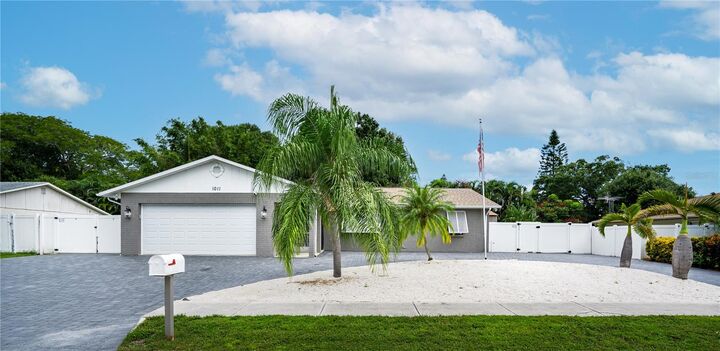 Property Photo:  1011 67th Avenue Drive W  FL 34207 
