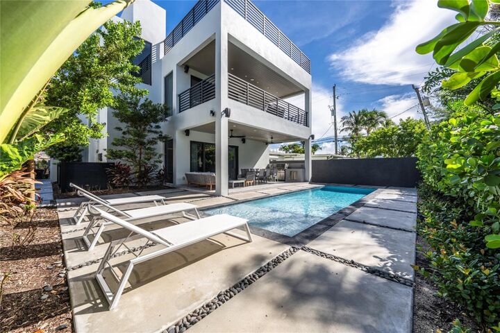 Property Photo:  3320 NE 17th Street  FL 33305 