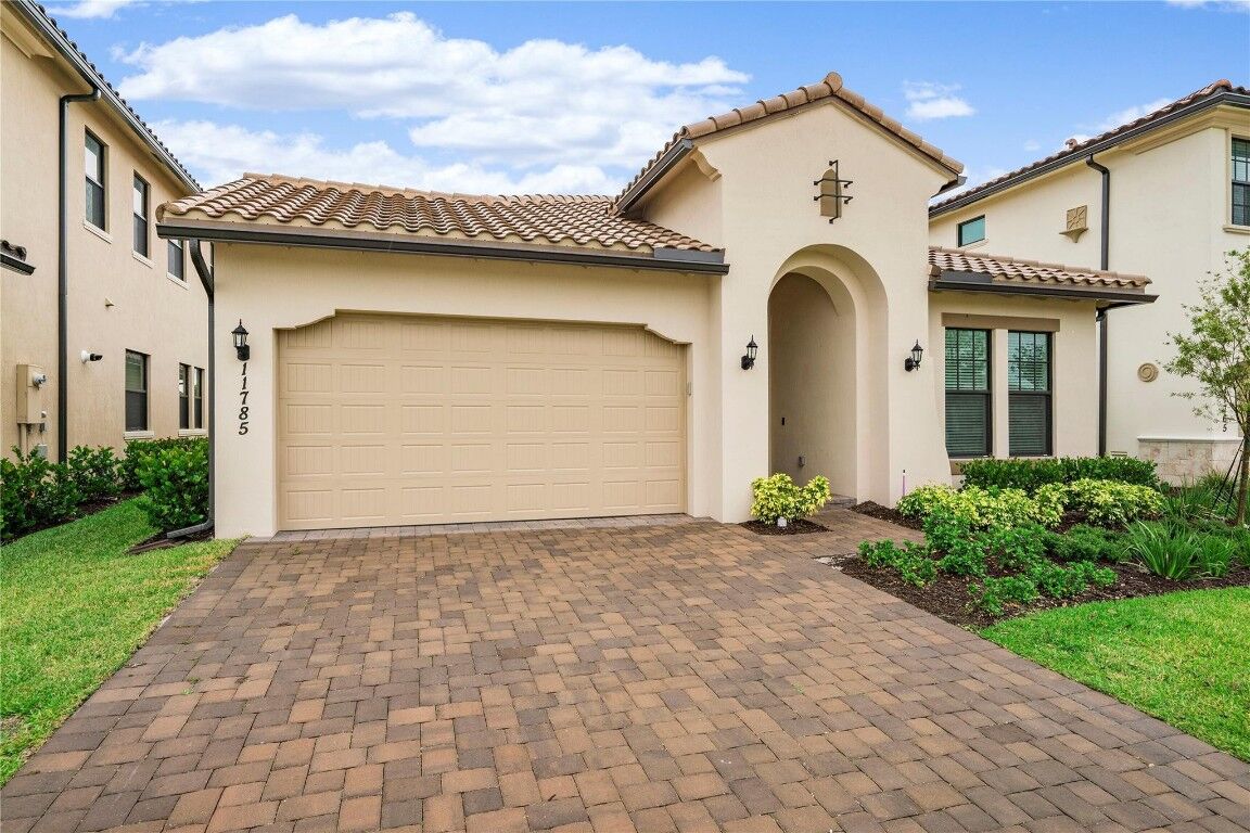 Property Photo: 11785 S Waterway Circle FL 33076