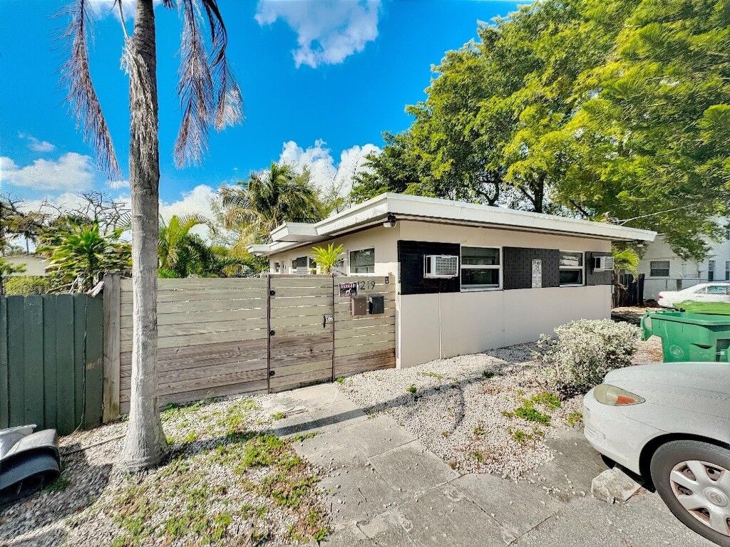 Property Photo:  1219 NE 5th Terrace  FL 33304 