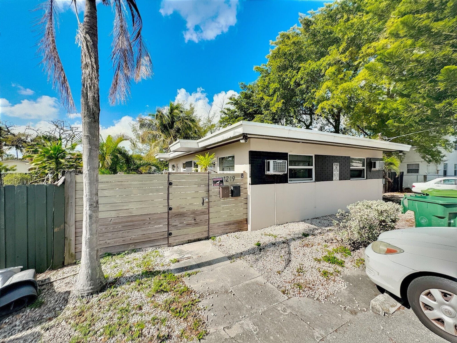 Property Photo:  1219 NE 5th Terrace  FL 33304 