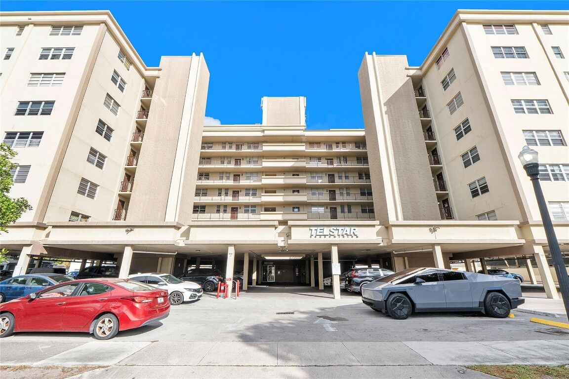 Property Photo:  1811 Jefferson Street 708  FL 33020 