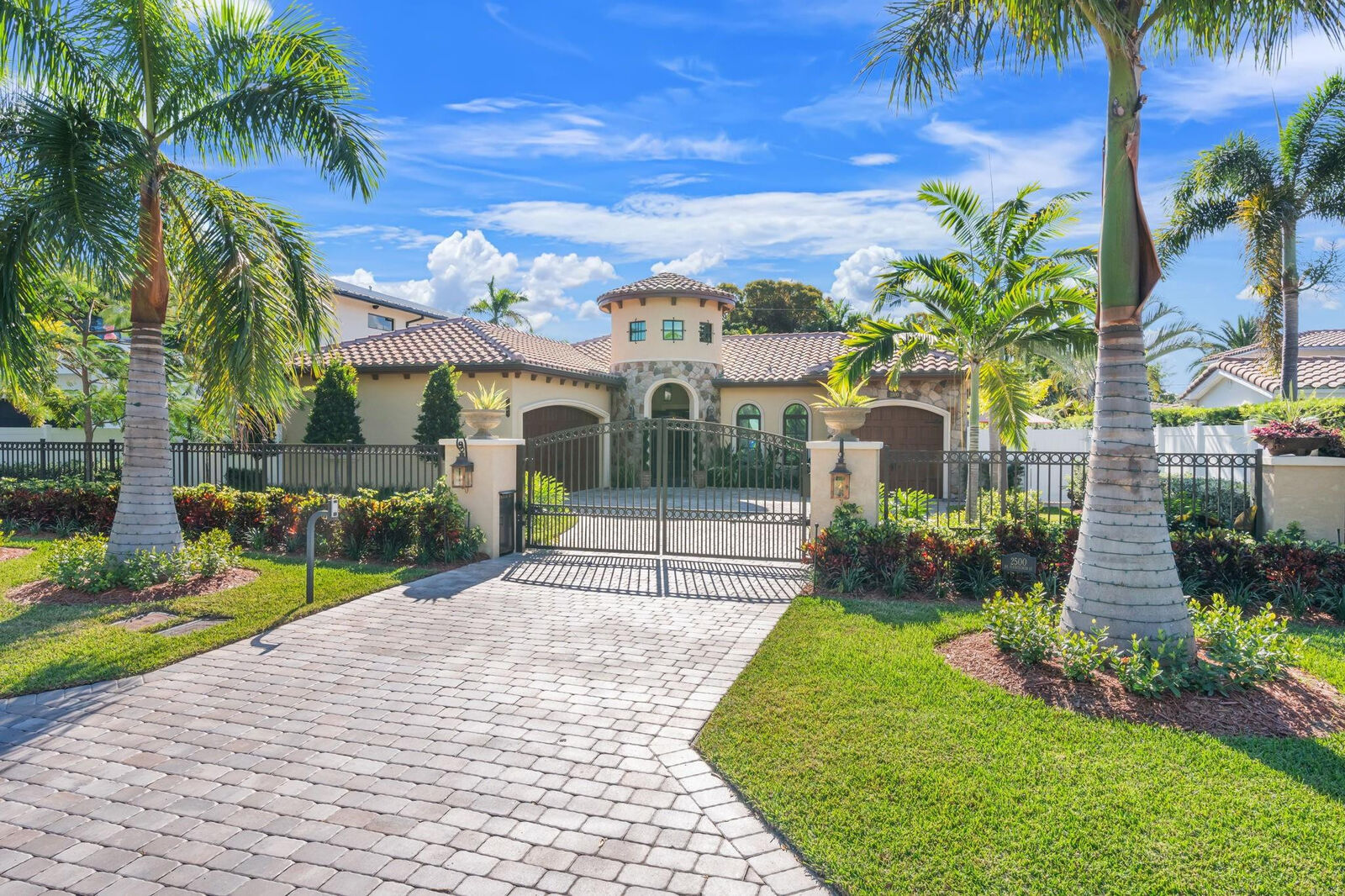 Property Photo:  2500 NE 14th Street  FL 33304 