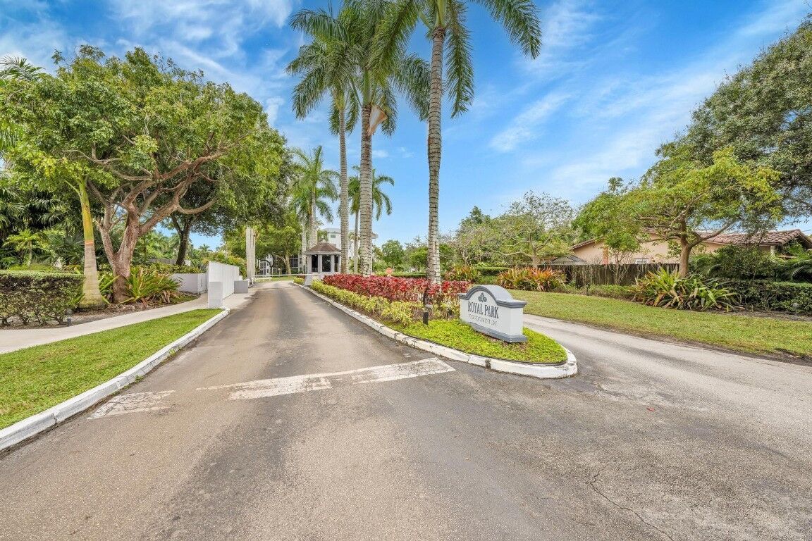 Property Photo:  118 Royal Park Drive 4G  FL 33309 