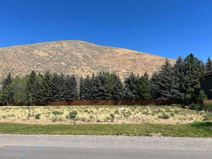 Property Photo:  270 Sunbeam St  ID 83333 