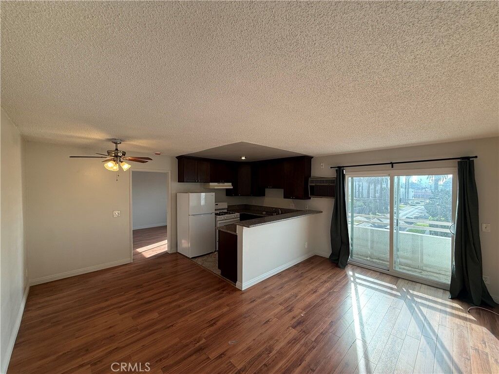 Property Photo:  400 N Hobart Boulevard 301  CA 90004 