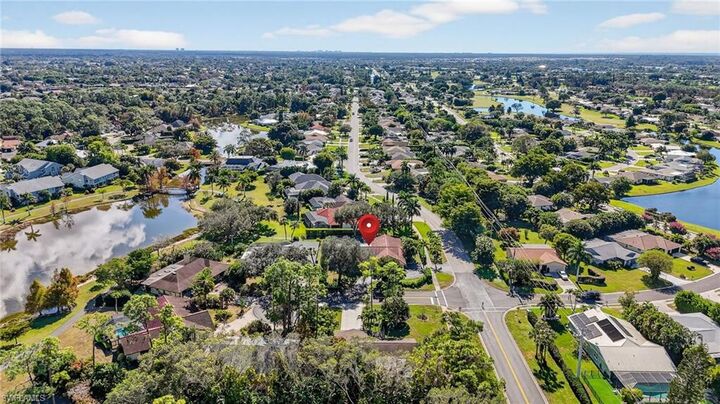 Property Photo:  2140 Evergreen Lake Ct  FL 34112 