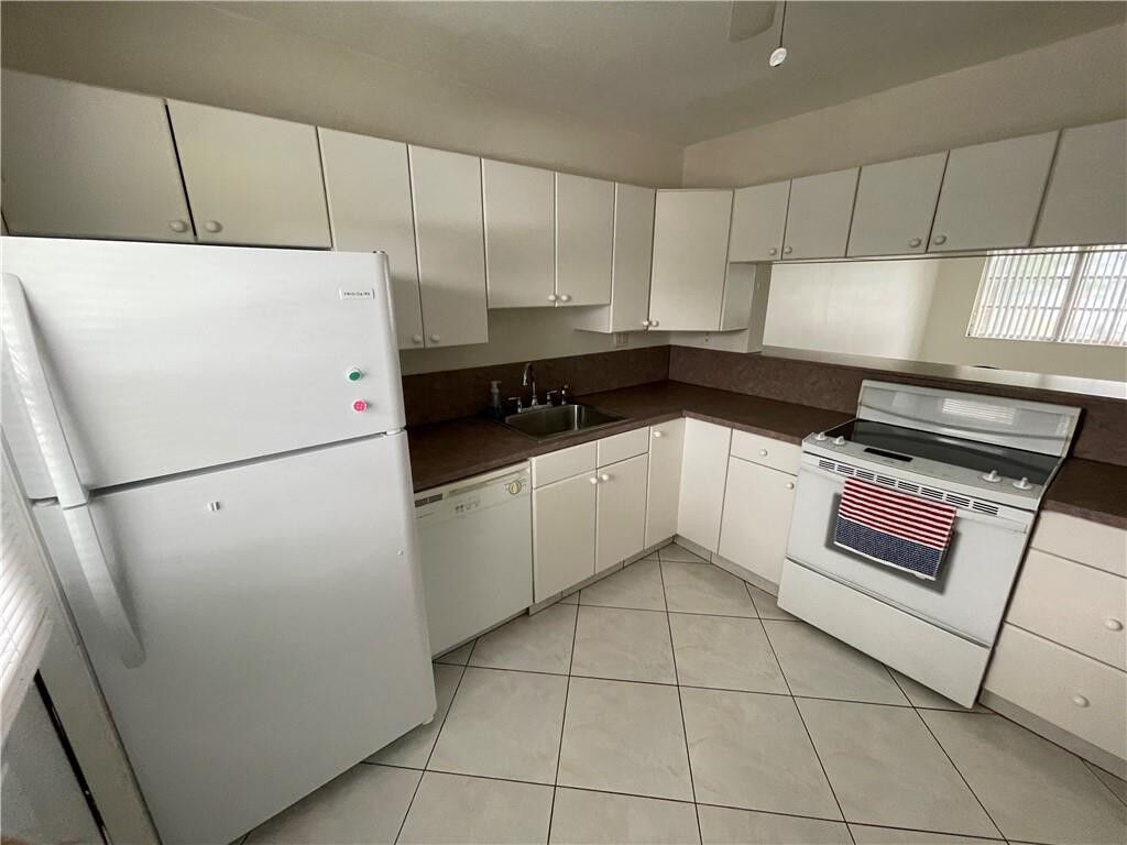 Property Photo:  2223 Park Lane 102  FL 33021 