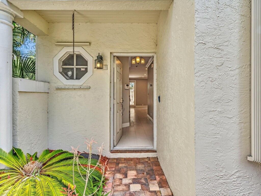 Property Photo:  700 NE 7th Avenue 1  FL 33304 