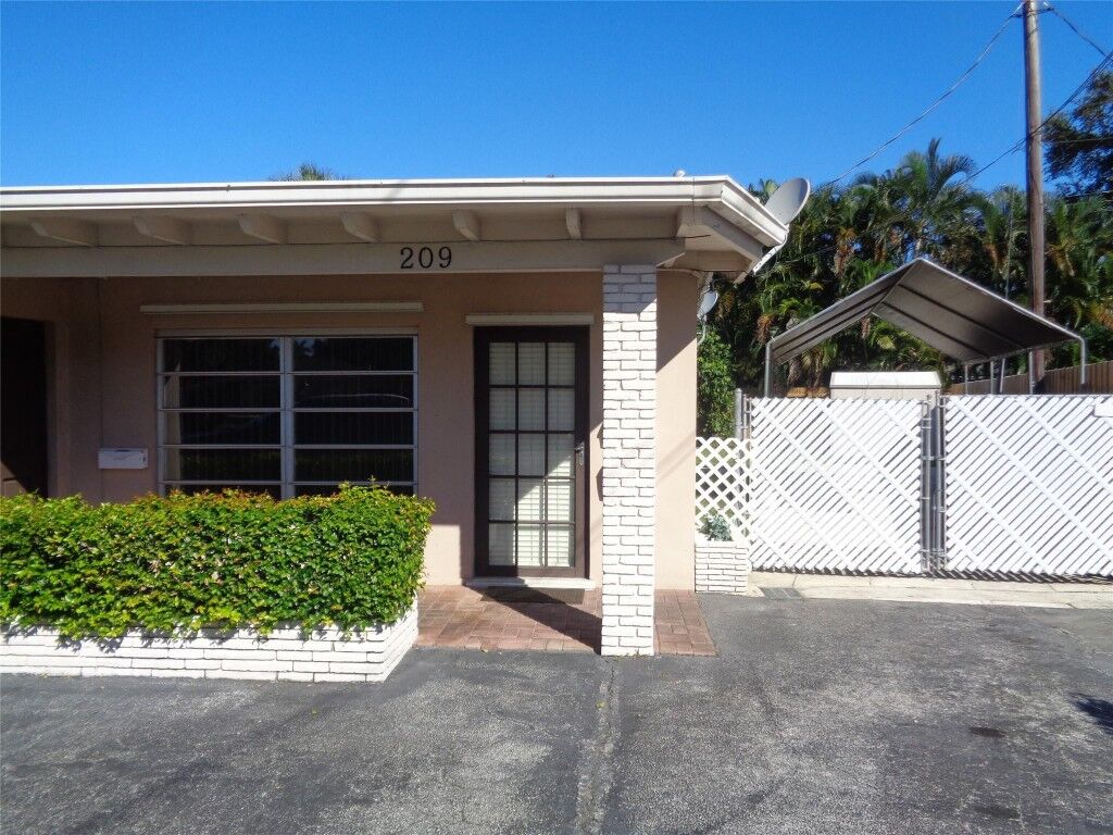 Property Photo:  209 NW 23rd Street A  FL 33311 