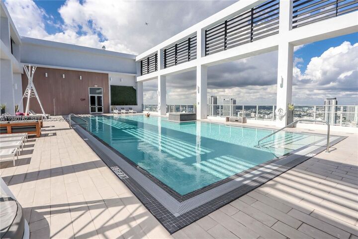 Property Photo:  151 SE 1st St 611  FL 33131 