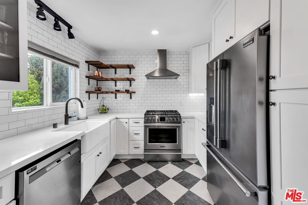 Property Photo:  1419 15th St  CA 90404 