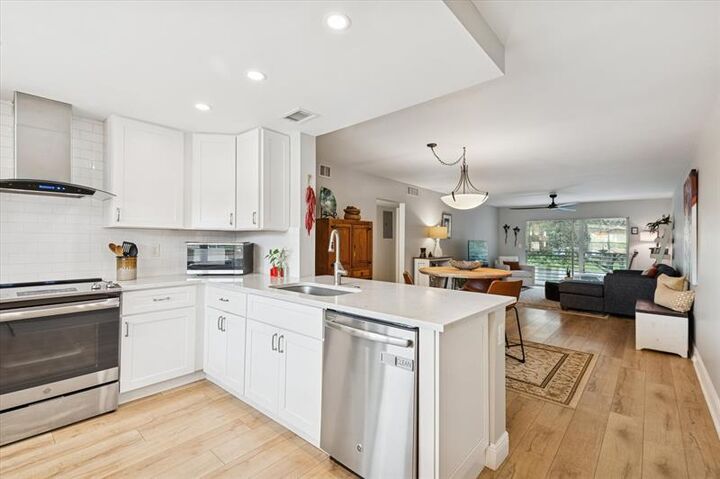 Property Photo:  2202 Lucaya Bnd L2  FL 33066 