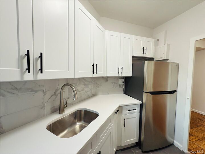 Property Photo:  1938 E Tremont Avenue 5B  NY 10462 